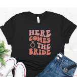 Camisa de Noiva Engraçado Bachelorette<br><div class="desc">Camisa de solteira bonita e engraçada para a noiva ser. Texto simples que diz Aqui vem a noiva com letras cor-de-rosa e um anel rosa.</div>