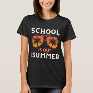 camisa de presente de escola está fechada para o v