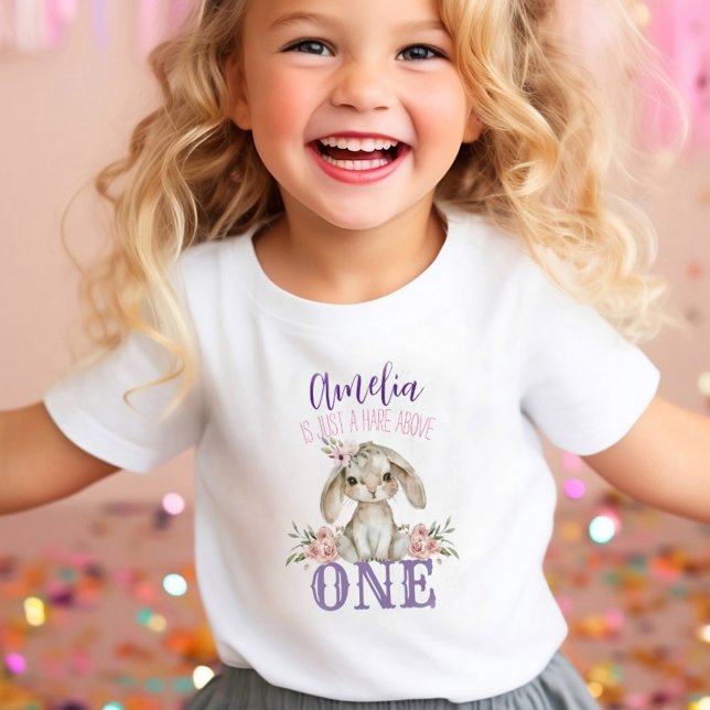 Camisa de Primeiro Aniversário do Bunny (Happy toddler wearing first birthday shirt. ai generated model)