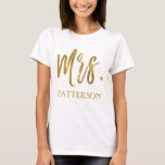 Camisa de Tipografia de Folha de Ouro e sobrenome<br><div class="desc">A Sra. e o sobrenome Faux Gold Foil Typografia T-Shirt para um recém-casado a vestir na lua de mel. Esta camiseta é emparelhada com a camisa prateada do Sr. sobrenome para homens.</div>