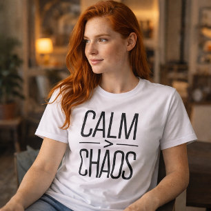Camisa de Tipografia Mínima Calma Sobre Caos