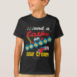 Camisa Dip Do Chanucá/Camisa De Cor Escura<br><div class="desc">"... e um Latke mergulhado em Sour Cream" Shirt. Obrigados para parar e comprar! Muito apreciado. Feliz Chanukah/Hanukkah!! Estilo: Crianças" Hanes TAGLESS® T-Shirt Espere até você pegar essa camisa sem guincho no seu filho. Ele levará seu estilo cotidiano a um nível totalmente novo — especialmente quando você o personaliza com...</div>