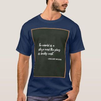 Camisa do menino com citação de Oscar Wilde no qua