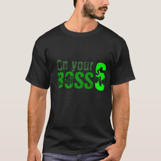 Camisa do programa televisivo T de NCIS no seu