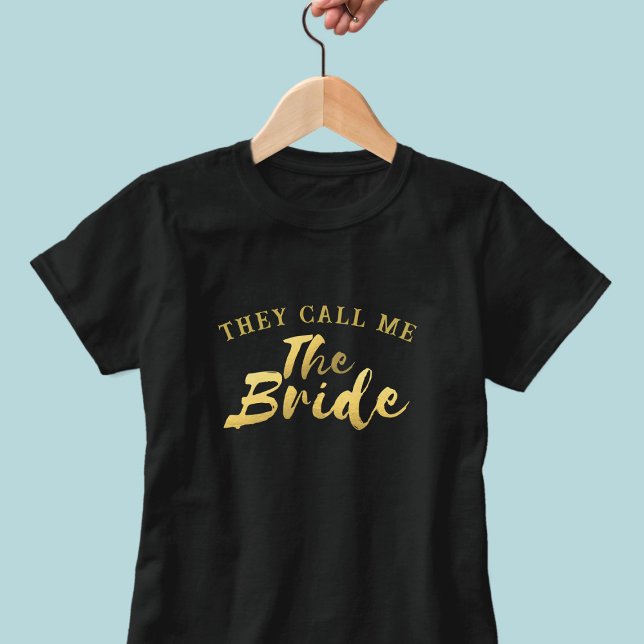 Camisa engraçada para Noiva com escrita a ouro fal (A fun shirt to wear at your bachelorette party. They call you The Bride!)