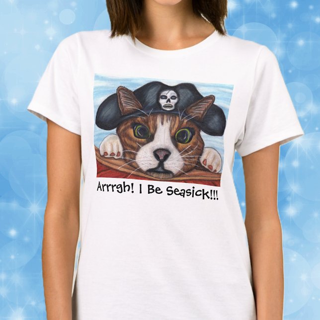 Camisa enjoado do gato do pirata (Cute brown sea sick cat hanging on a boat wearing a black pirate hat on a tee shirt.)