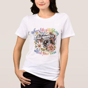 Camisa Floral de Câmera Vintage. Camiseta Gráfica