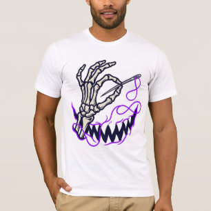 Camisa Gráfica com Mão de Esqueleto e Agulha com L