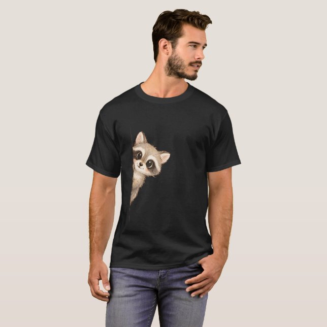 Camisa Gráfica de Guaxinim Fofo Espiando (Frente Completa)