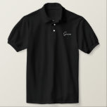 Camisa Groom Polo<br><div class="desc">Camisa Groom Polo mostrada em preto com texto bordado branco.</div>