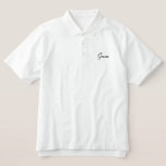 Camisa Groom Polo<br><div class="desc">Camisa Groom Polo mostrada em branco com texto bordado preto.</div>