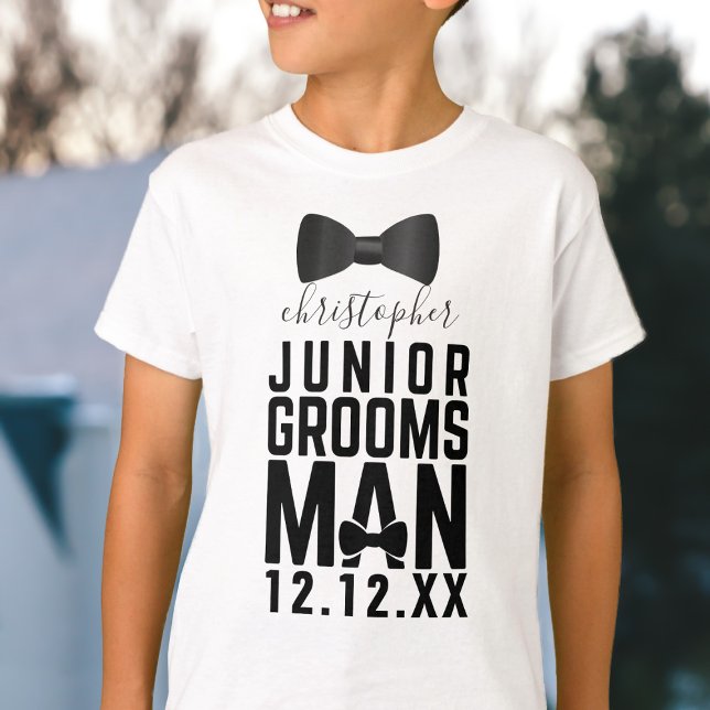 Camisa Júnior Padrinho de Laço de Casamento (Add your little guy's name and your wedding date to this cute Junior Groomsman t-shirt)