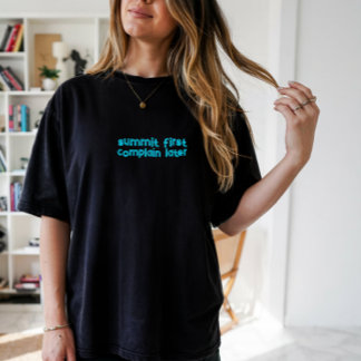 Camisa Minimalista de Montanha com Design de Linha