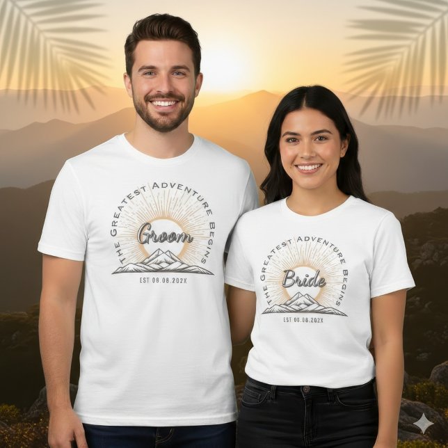 Camisa Personalizada para Noivo de Aventura Modern (Groom The Greatest Adventure Begins Vintage Mountain Wedding T-Shirt)