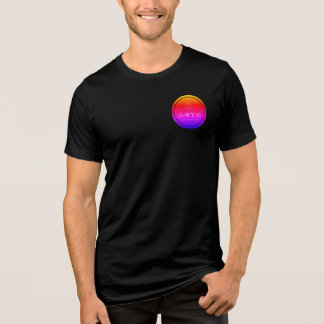 Camisa preta com logotipo de bolso multicolorido