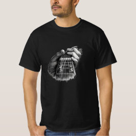 Camisa preta e branca com design gráfico de braço