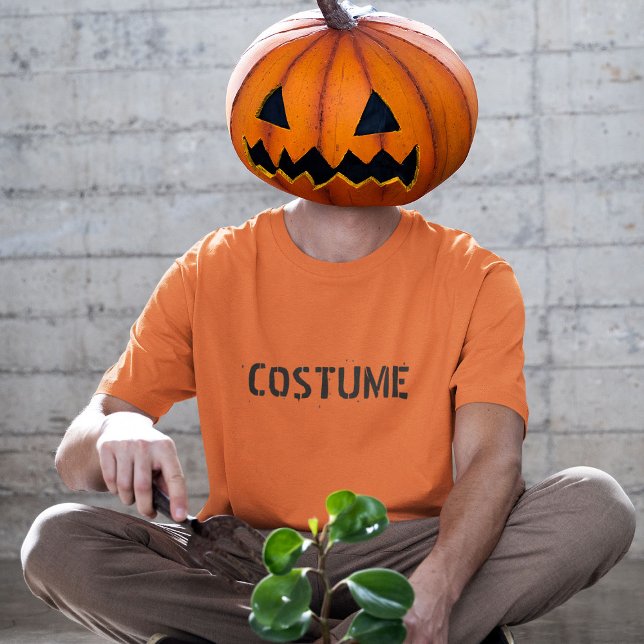 Camisa que diz COSTUME (Halloween)