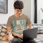 Camisa T do Disquete do Computador de Mensagens Pe<br><div class="desc">Lembras-te de disquetes? Esta camiseta é uma explosão do passado com a ilustração de um disquete de computador azul-claro. Use os campos modelo para adicionar facilmente sua própria mensagem à área de rótulo do disco. Esta camiseta coordena-se com outros itens da nossa coleção Old Tech de Designs Asterisk. Faz um...</div>