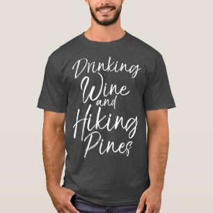 Camisas de bebendo e de pinheiros para caminhada
