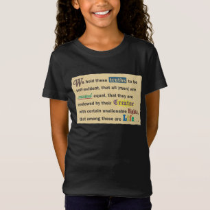 Camisas de meninas com uma declaração.