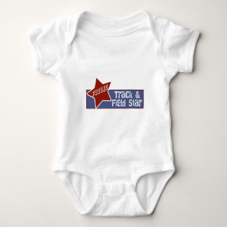 Camisas e presentes no campo e no trilho