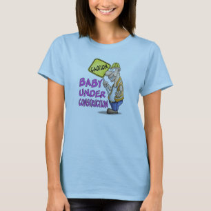 Camisas engraçadas da maternidade T: Bebê sob a