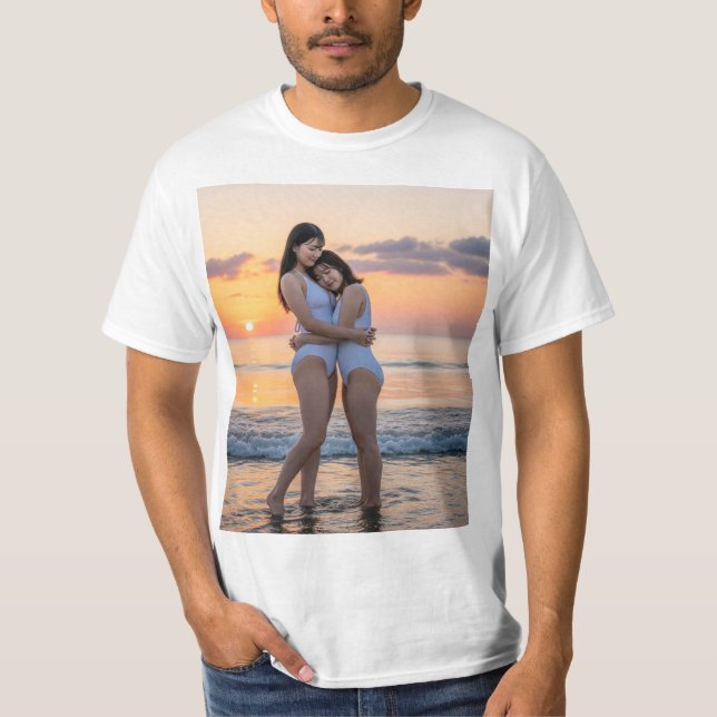 CAMISETA 夕日が美しい夕陽の浜辺で白いハイレグ紐水着の笑顔が可愛い美女 (Frente)