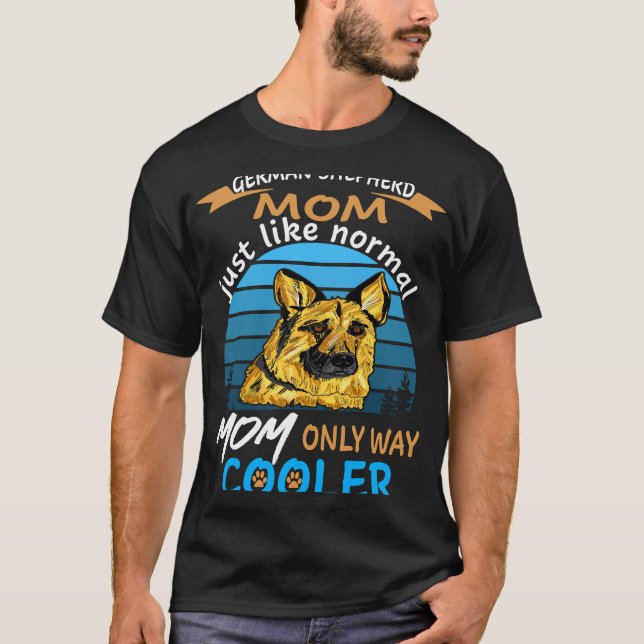 Camiseta 015 Mãe German shepherd Apenas Como Mãe Normal (Frente)