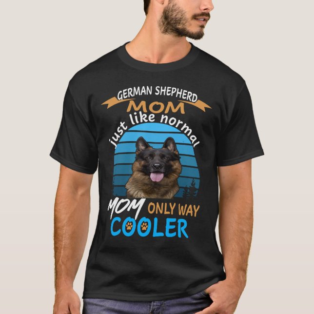 Camiseta 018 Mãe German shepherd Apenas Como Mãe Normal (Frente)