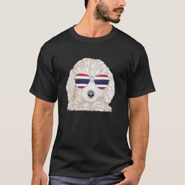 Camiseta 01 Cachorro Poodle Branco Óculos de Sol Bandeira d (Frente)