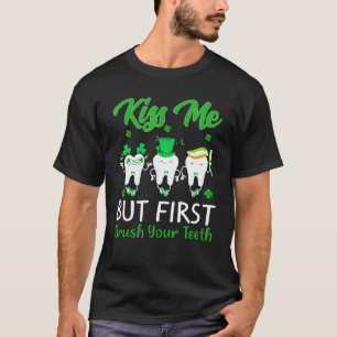 Camiseta 0 Dia de São Patrício Me Beije Mas Primeiro Escove