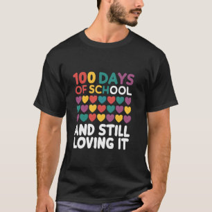Camiseta 100º Dia de Escola e Ainda Amando 100 Arco-Íris