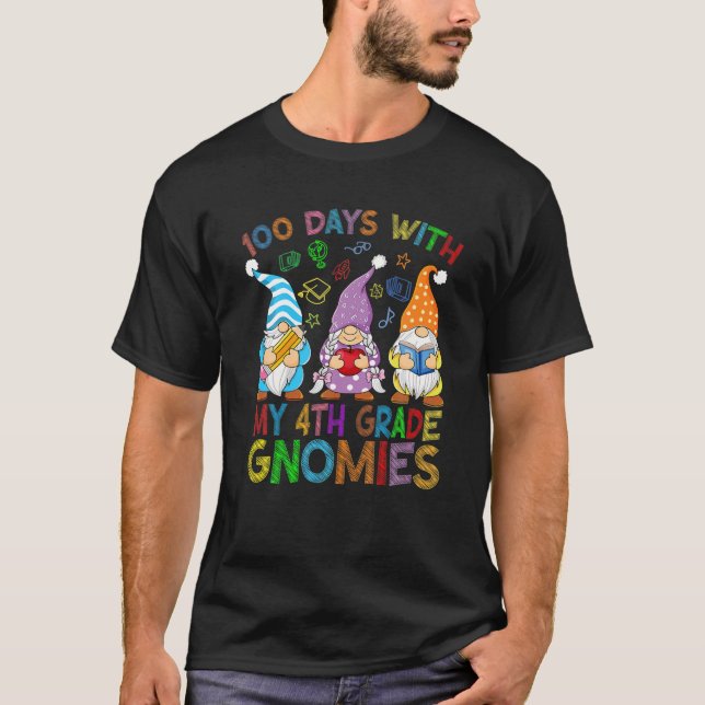 Camiseta 100 Days With My 4Th Grade Gnomes Virtual Teachers (Frente)
