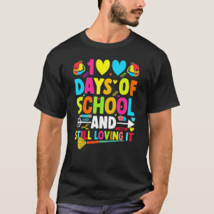 Camiseta 100 Dias Bons De Escola E Ainda A Adorando Coraçõe