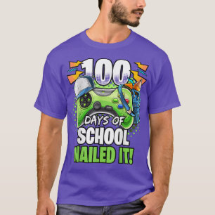 Camiseta 100 dias de escola pregando o vídeo game Kindergar
