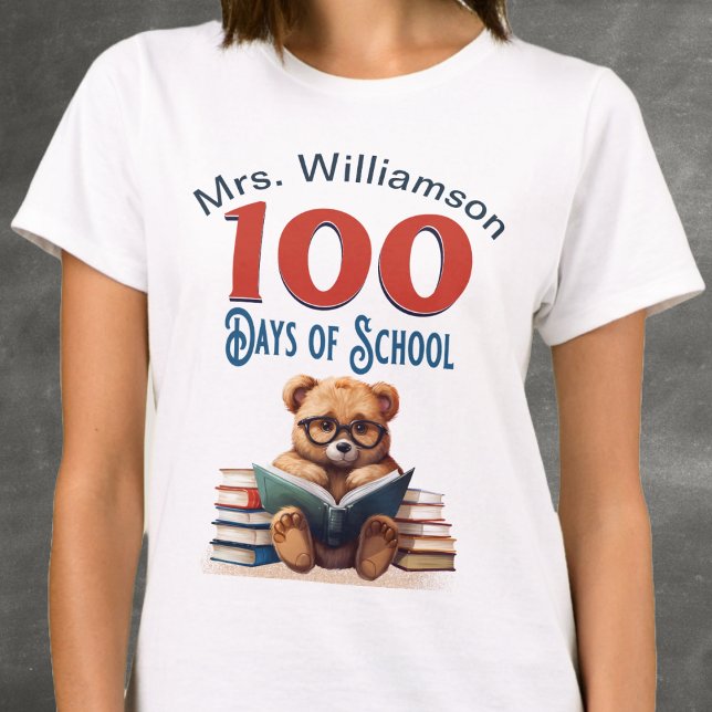 Camiseta 100 Dias de Escola Urso Fofo Lendo Professor (The 100 Days of School Books Teacher Staff fun design is here to make the milestone of 100 days of s)