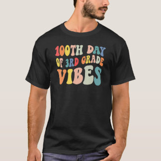 Camiseta 100th Day Of Third Grade Vibes Retro Teacher Happy