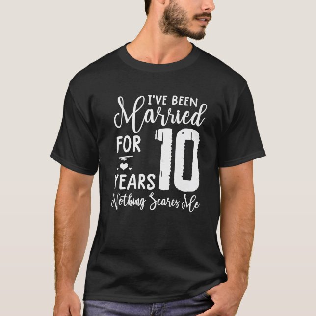 Camiseta 10 Anos Casaram Com Um Casal Engraçado 10 Anos (Frente)