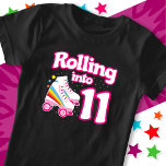 Camiseta 11 Birthday Roller Skating 11 Anos Antiga Skate<br><div class="desc">Este design de skate é perfeito para uma festa de patins ou tema de aniversário para uma garota de 11 anos. Se a aniversariante adora rodar o skate, ela vai adorar este design de skate! Apresenta uma citação de aniversário do estilo 'Rolling in 11' com um gráfico de skate de...</div>