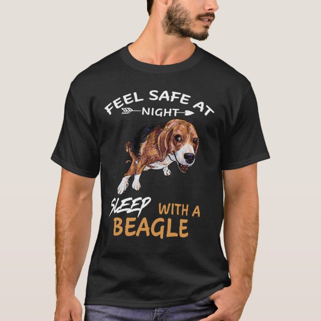 Camiseta 124 Sinta-se Seguro à Noite Durma Com Um Beagle (Frente)