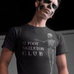 Camiseta 12 Foot Skeleton Club Halloween<br><div class="desc">Este design foi criado através da arte digital. Você pode mudar o estilo desta camisa escolhendo Mais > sob a opção de estilo. Ele pode ser personalizado na área fornecida ou personalizada escolhendo o clique para personalizar a opção e alterar o nome, as iniciais ou as palavras. Você também pode...</div>