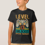 Camiseta 13 Birthday Gift Boys Nível 13<br><div class="desc">13 Apresente de videogame de aniversário,  engraçado para meninos e meninas que são amantes de jogos de console de pc. A melhor ideia de presente para os jovens de 13 anos que amam nerd temáticos de computador online e decoração. Jogador do geek de aniversário,  oficialmente feliz!</div>