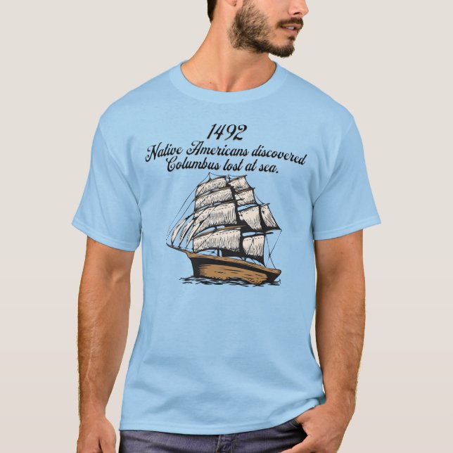 Camiseta 1492 Colombo descoberto perdido no mar (Frente)