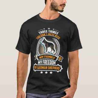 Camiseta 15 Three Things You Don't Mess With My Family My F
