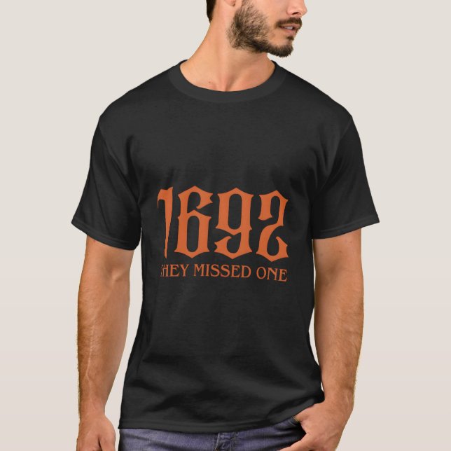 Camiseta 1692 Perderam Uma Engraçada Bruxa De Halloween Vin (Frente)