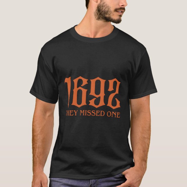 Camiseta 1692 Perderam Uma Engraçada Bruxa De Halloween Vin (Frente)