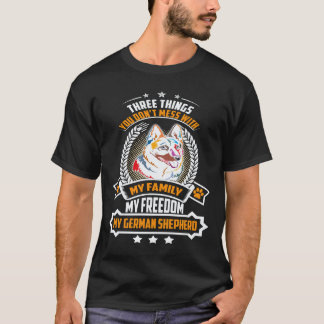 Camiseta 17 Três Coisas Que Você Não Brinca Com Minha Famíl