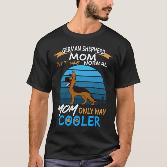 Camiseta 18 mãe pastora alemã exatamente como uma mãe norma (Frente)