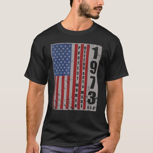 Camiseta 1973 Mulheres Que Protegem Bandeira Dos Eua Defend (Frente)
