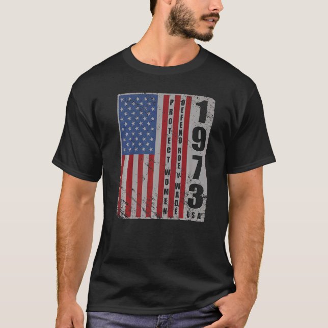 Camiseta 1973 Mulheres Que Protegem Bandeira Dos Eua Defend (Frente)